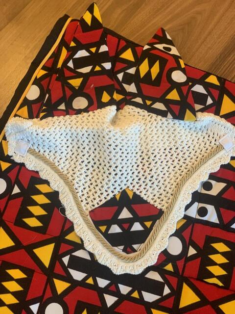 Ensemble composé d’un tapis, d’un bonnet et d’un sac de pansage