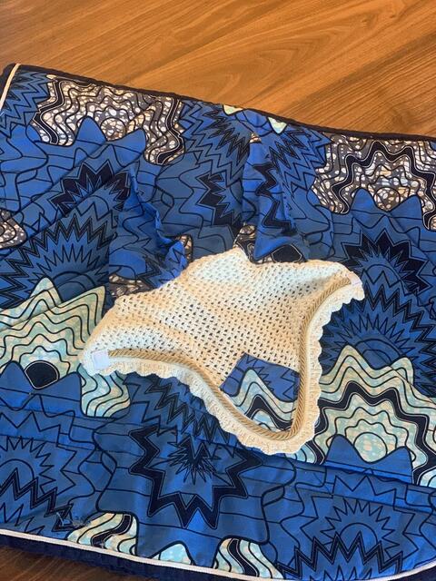 Ensemble composé d’un tapis et d’un bonnet