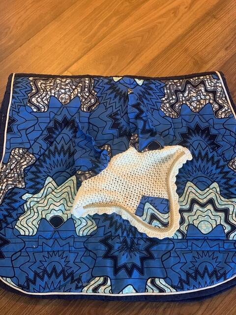 Ensemble composé d’un tapis et d’un bonnet