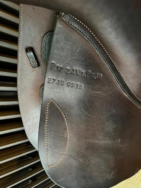 Selle d'obstacle plate 17 pouces. 2019. Très bon état. Dégarrotte bien