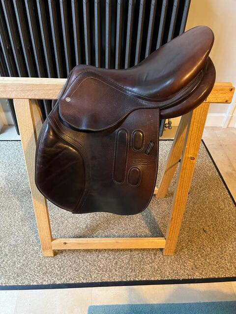 Selle d'obstacle plate 17 pouces. 2019. Très bon état. Dégarrotte bien