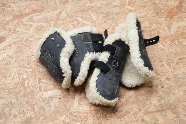Guêtres protèges boulets Epona noir mouton naturel cob cheval
