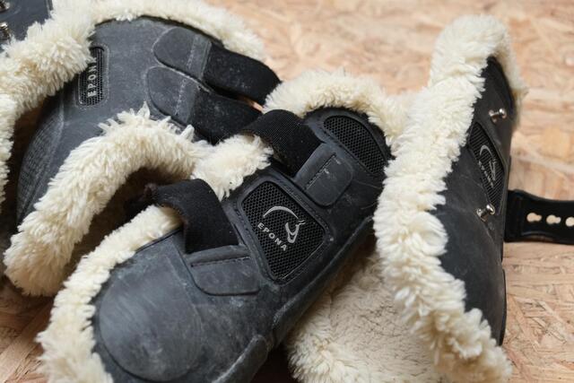 Guêtres protèges boulets Epona noir mouton naturel cob cheval