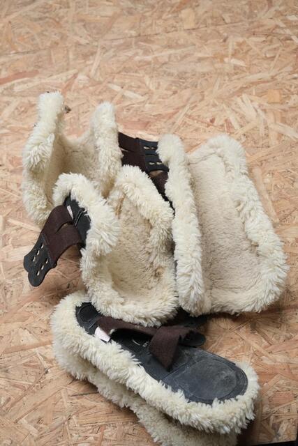 Guêtres protèges boulets Epona noir mouton naturel cob cheval