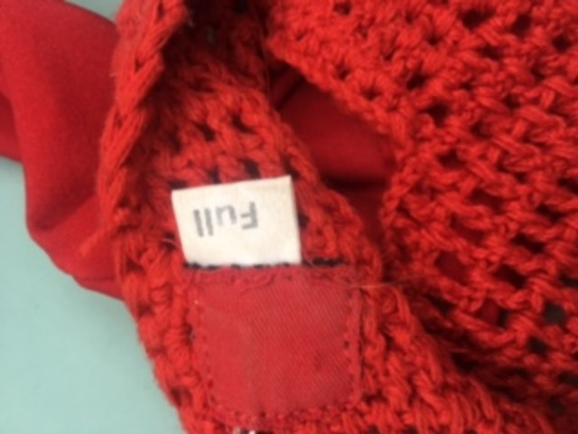 ensemble rouge bonnet bandes et tapis