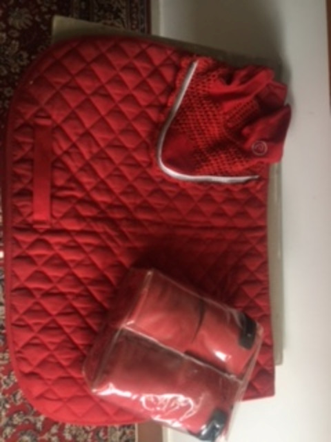 ensemble rouge bonnet bandes et tapis