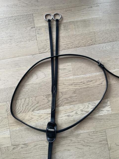 Martingale en cuir noir