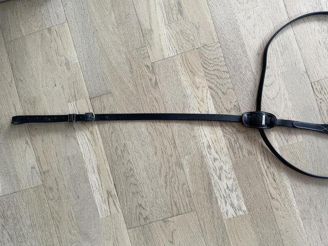 Martingale en cuir noir