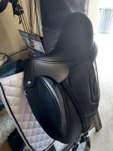 Selle dressage tempo antares 17 pouces