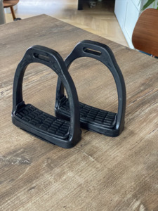 Etriers plastique incurvés