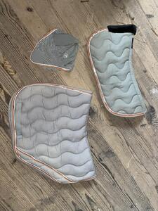 Ensemble Tapis, Amortisseur et bonnet Gris avec liseré orange