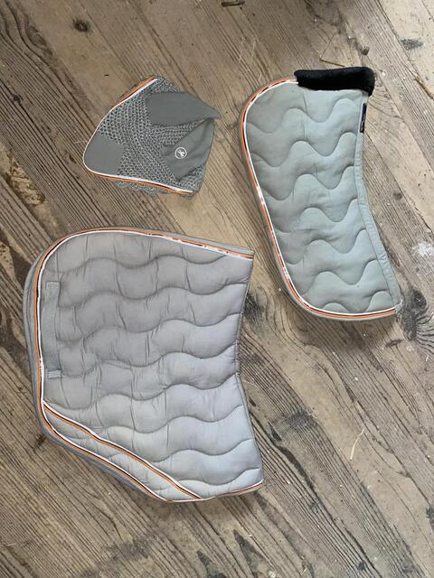 Ensemble Tapis, Amortisseur et bonnet Gris avec liseré orange