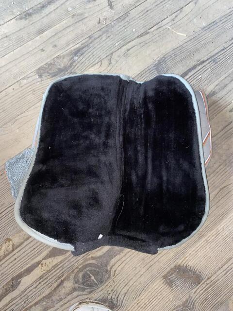 Ensemble Tapis, Amortisseur et bonnet Gris avec liseré orange