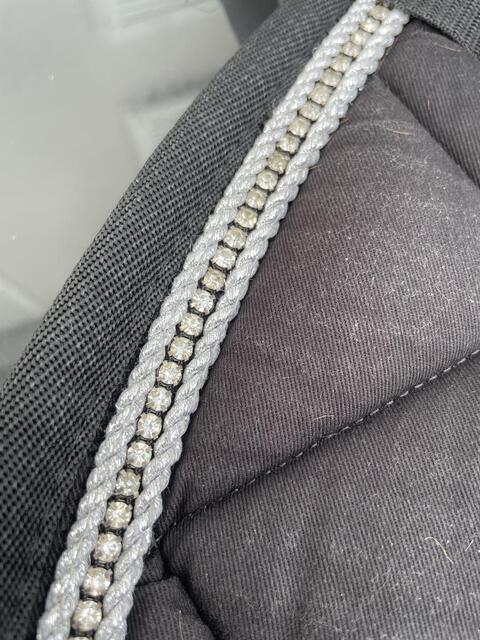 Tapis coupé noir avec strass