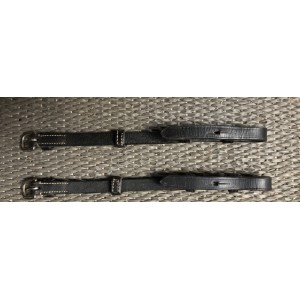 Montants de bridon en cuir noir.