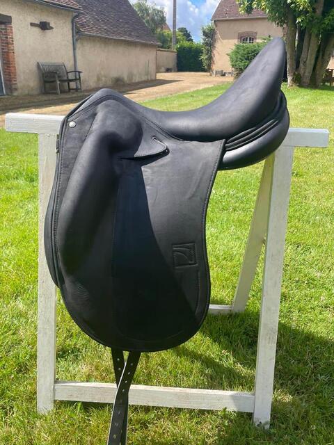 Selle de dressage neuve Childeric DPL livrée fin 2023