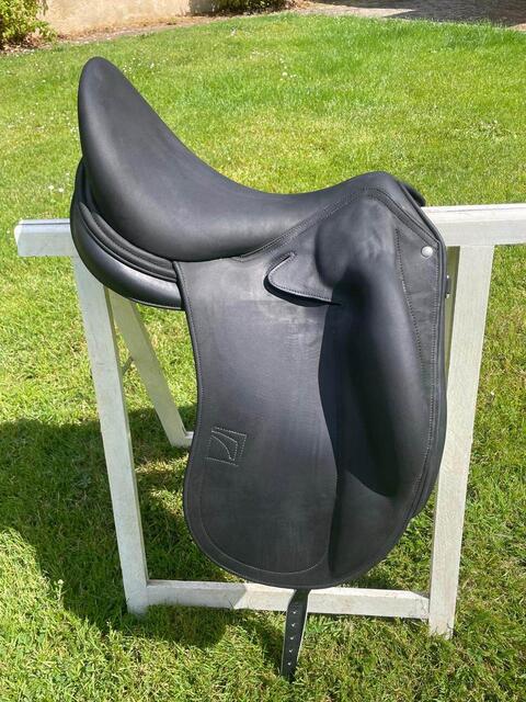 Selle de dressage neuve Childeric DPL livrée fin 2023