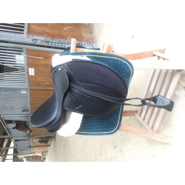 Selle Synthétique Équipée