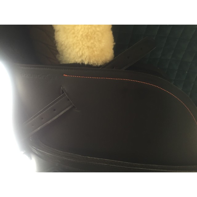 Selle Synthétique Équipée