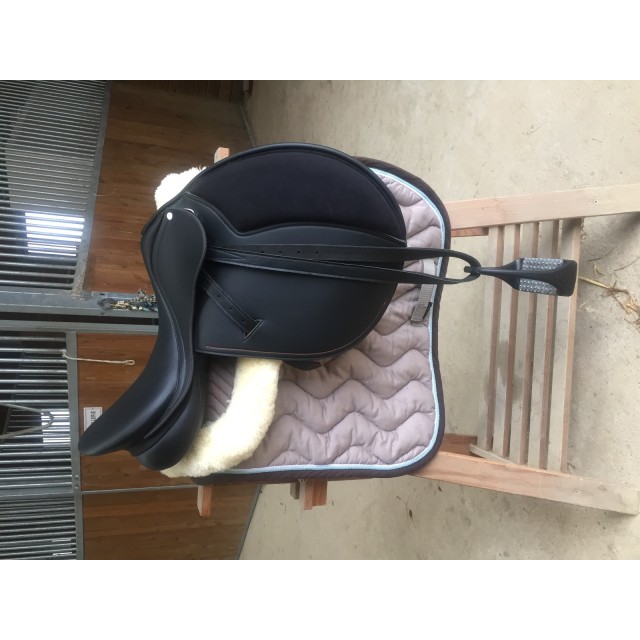 Selle Synthétique Équipée