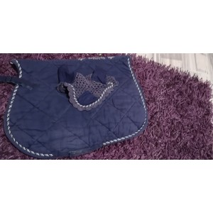 Bonnet et tapis bleu marine