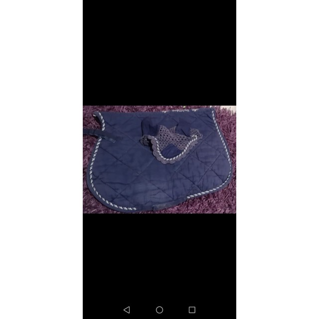 Bonnet et tapis bleu marine