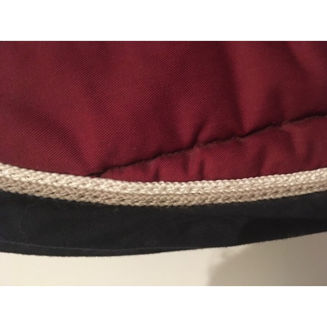 Tapis bordeaux peu utilisé