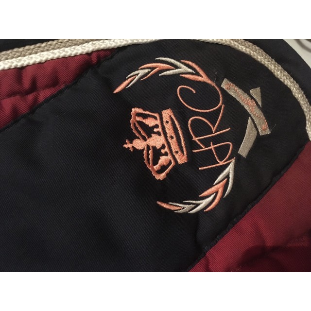 Tapis bordeaux peu utilisé