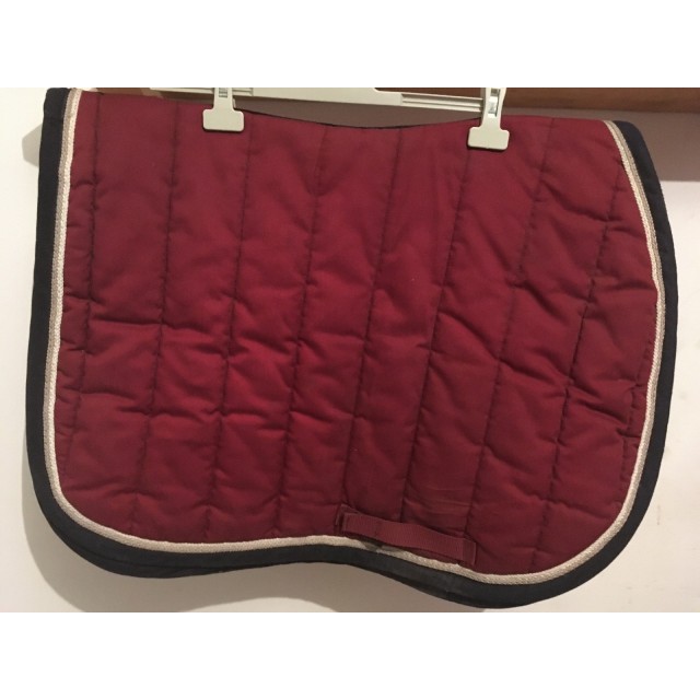 Tapis bordeaux peu utilisé