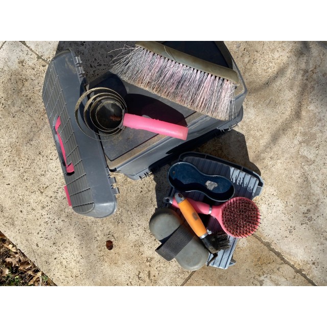 boîte de pansage + kit de brosses