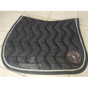 Tapis noir peu utilisé