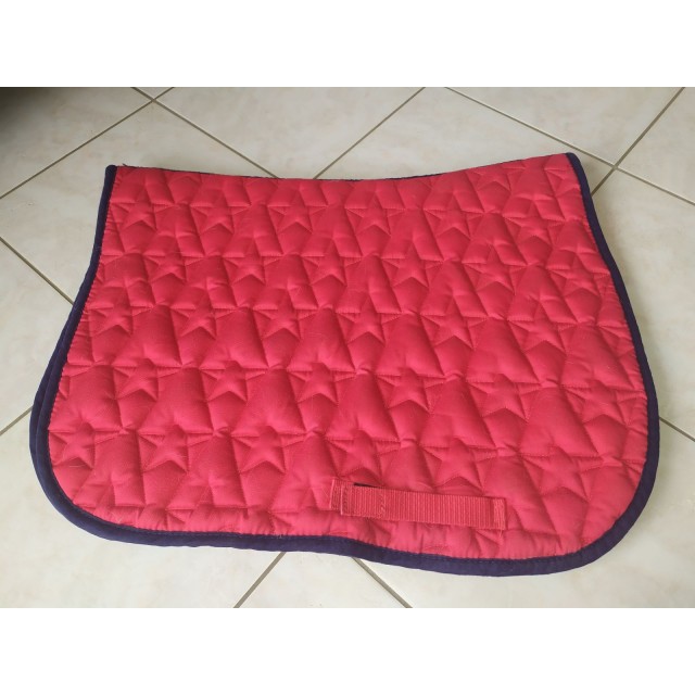 Tapis rouge et bleu marine détails étoiles