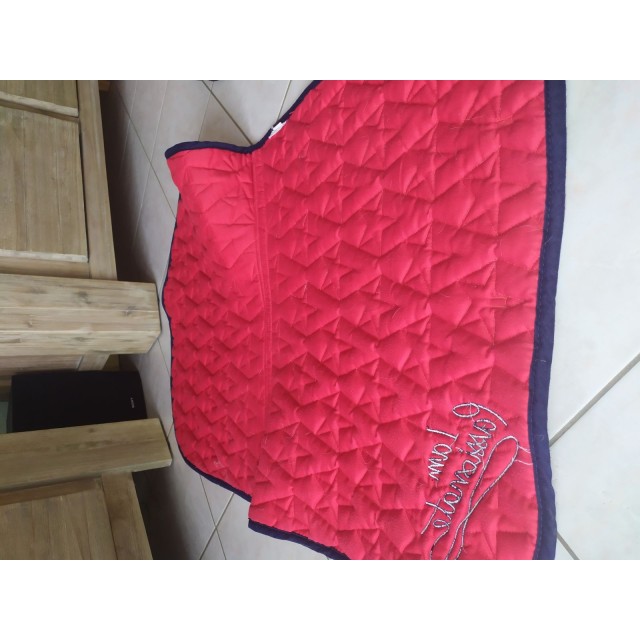 Tapis rouge et bleu marine détails étoiles