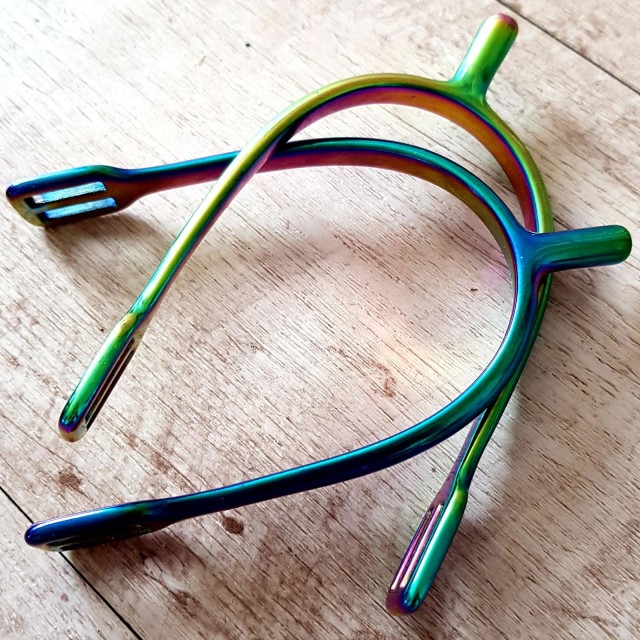 Éperons rainbow avec lanières assorties neufs