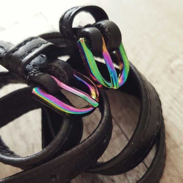 Éperons rainbow avec lanières assorties neufs