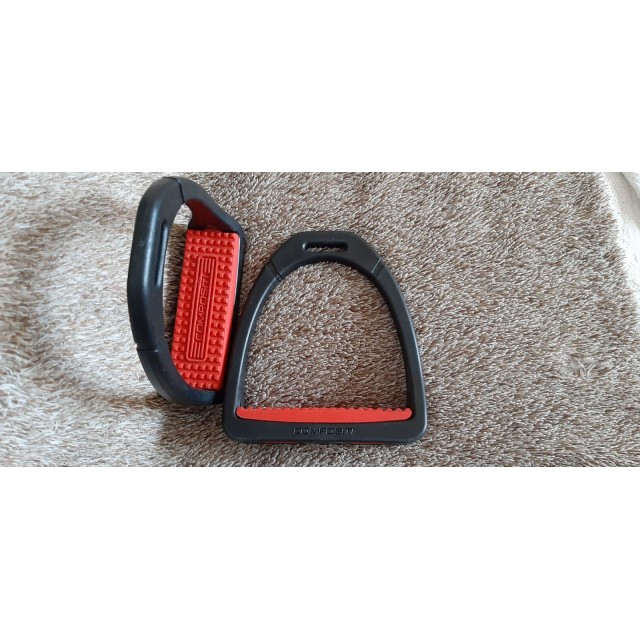 Etriers en composite taille adulte noires et rouges TBE