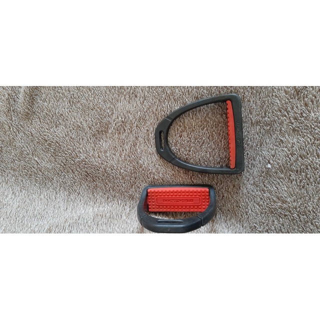 Etriers en composite taille enfant noir et rouge TBE