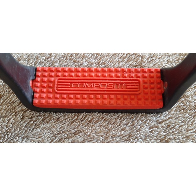 Etriers en composite taille adulte noires et rouges TBE