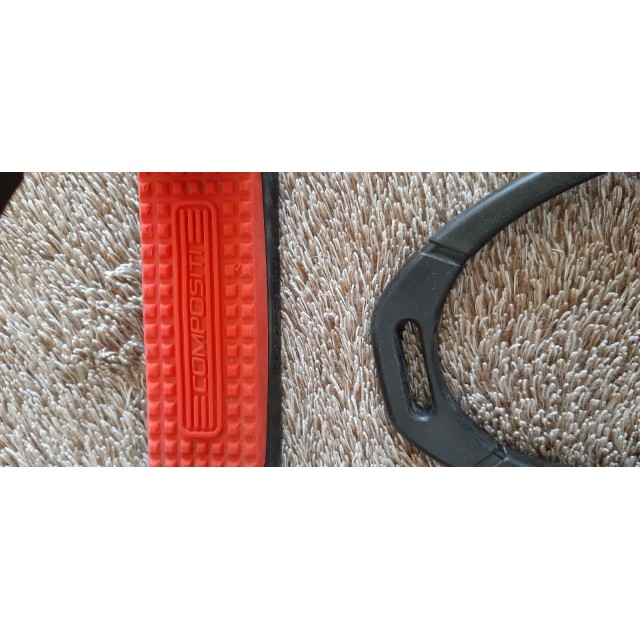 Etriers en composite taille enfant noir et rouge TBE