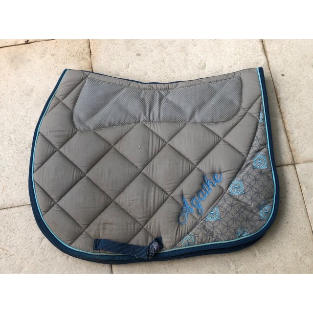 Tapis gris et bleu brodé
