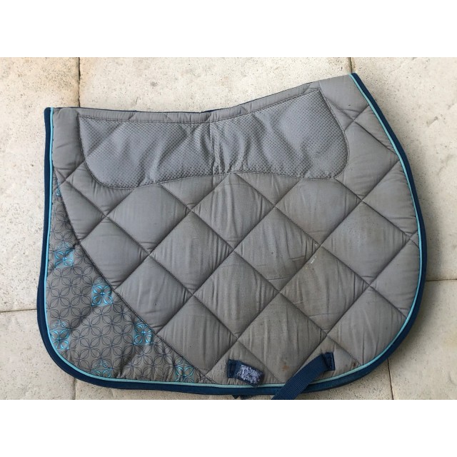 Tapis gris et bleu brodé