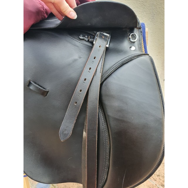 Selle noir mixte orientée dressage (équipée).