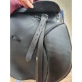 Selle noir mixte orientée dressage (équipée).