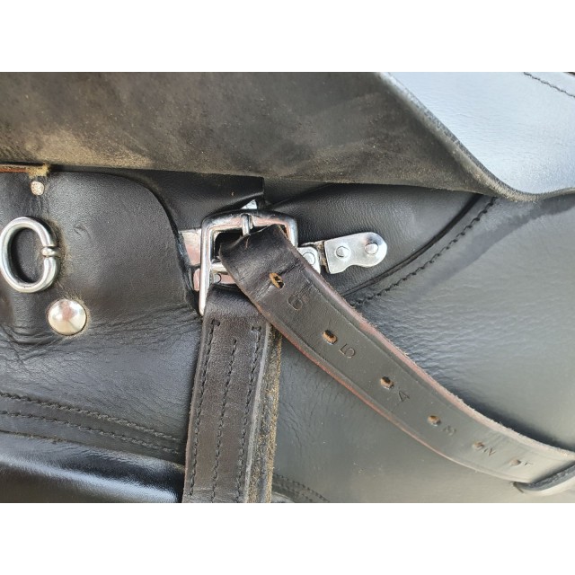 Selle noir mixte orientée dressage (équipée).