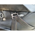 Selle noir mixte orientée dressage (équipée).