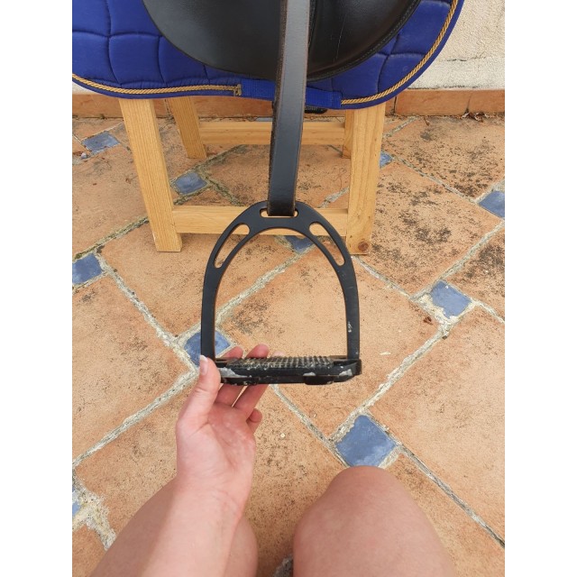 Selle noir mixte orientée dressage (équipée).