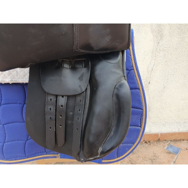 Selle noir mixte orientée dressage (équipée).