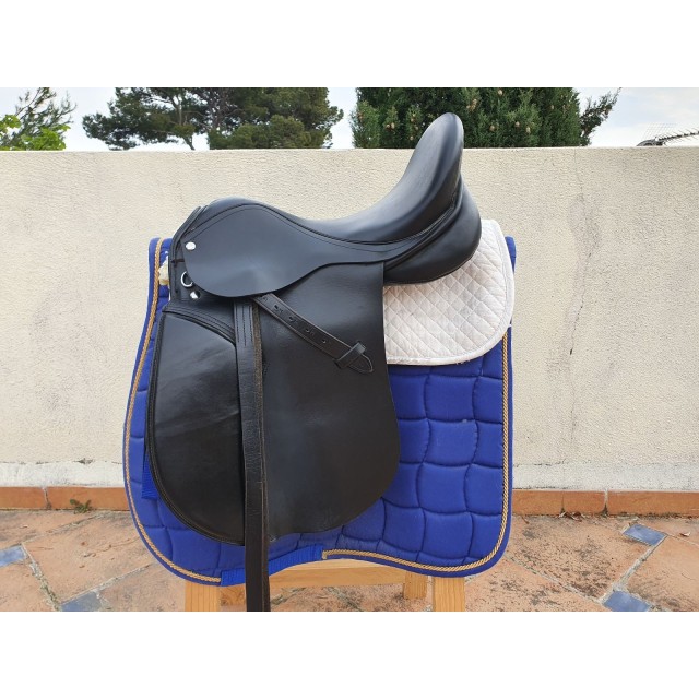 Selle noir mixte orientée dressage (équipée).