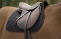 Tapis de selle noir en parfait état