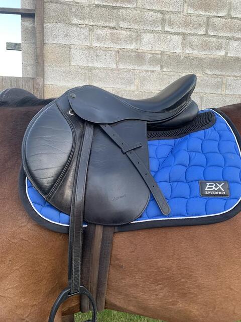 Selle cuir noir 17,5